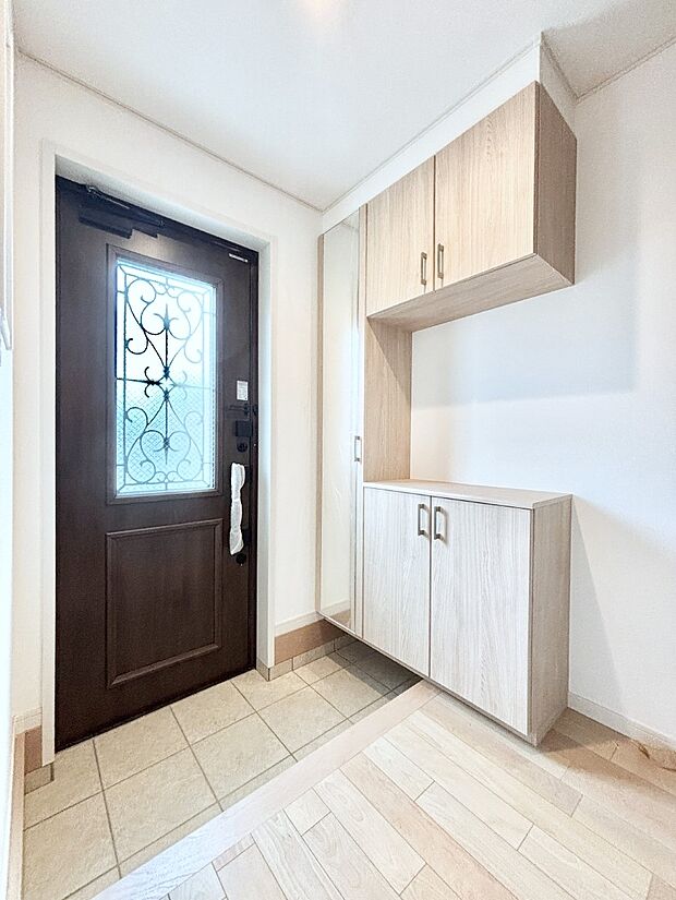 明るい玄関はお客様をお出迎えするのにぴったりです！ 