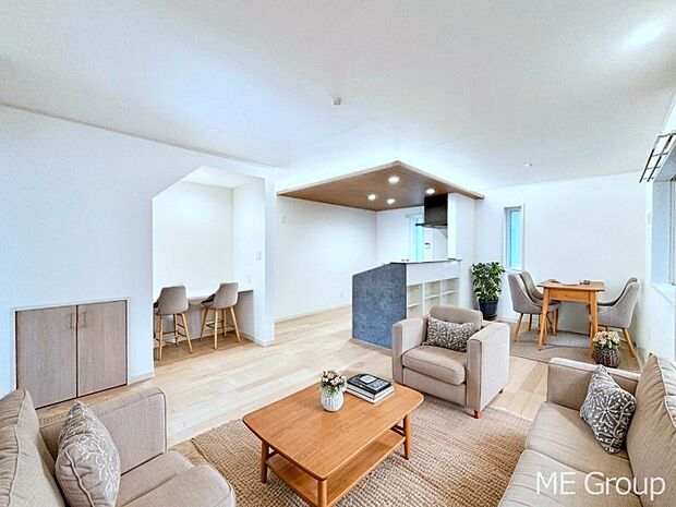 ご家族の賑やかな話し声で包まれる明るいリビング  ※家具はCGです