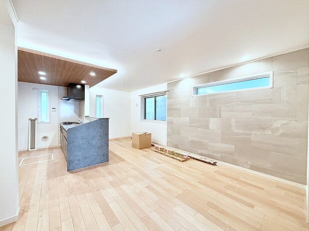 アクセントクロスがお洒落なリビング。家族でのんびりくつろげる広々スペース。