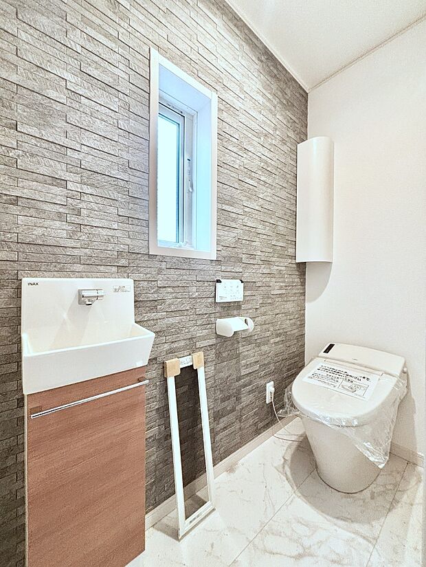 お掃除しやすく見た目もスタイリッシュなタンクレストイレ！