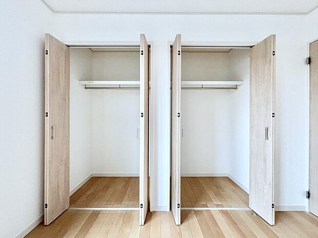 洋室のクローゼット。奥行きがあるので厚手の衣類もすっきり収まります。