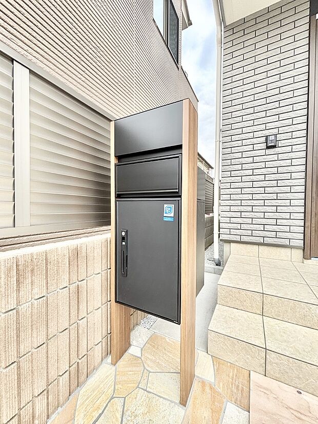表札・インターホン・ポスト・宅配BOXをひとつに集約。エントランスになじむシンプルデザイン。