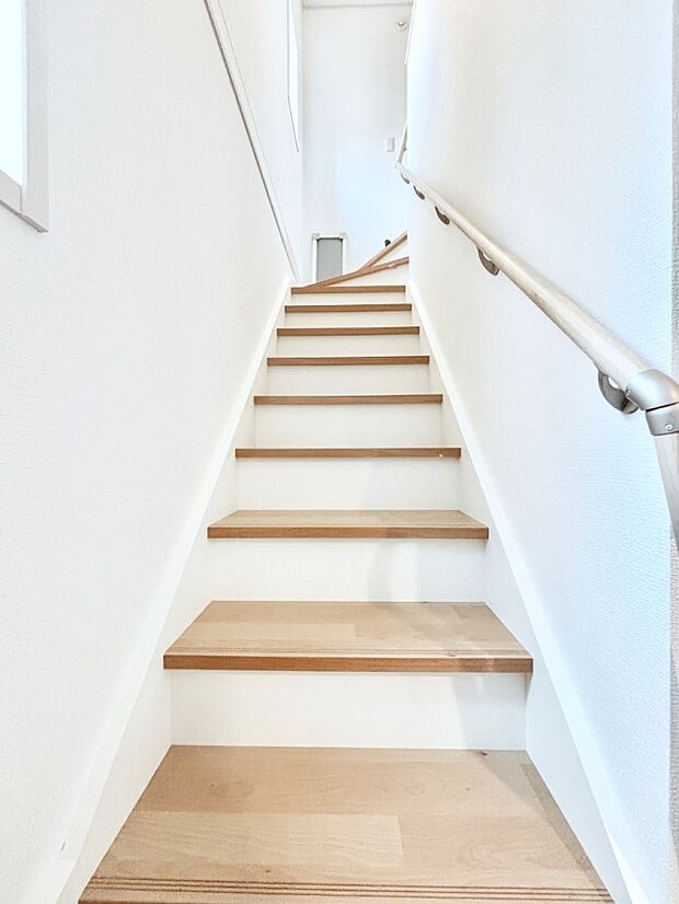 安全性を考慮し階段には手すりを設置しています