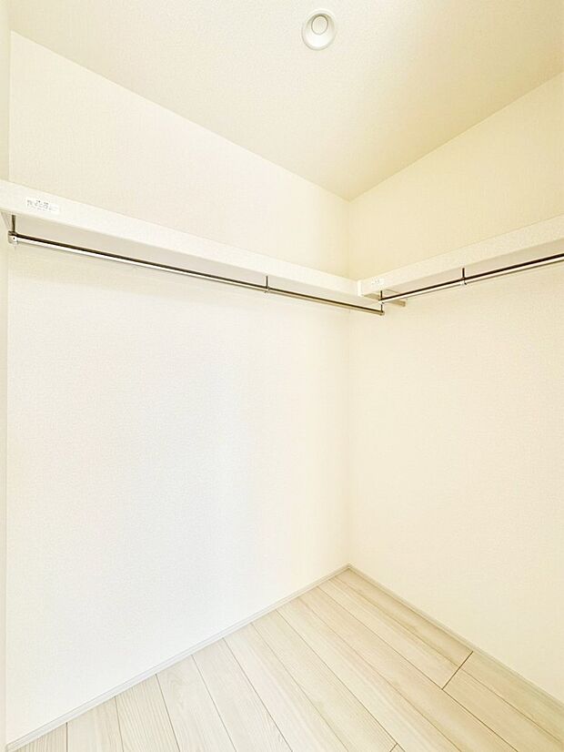 ウォークインクローゼットの活用で生活空間スッキリ