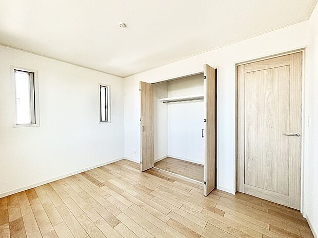 お子さまのお部屋としても!衣類の整理整頓に便利なクローゼット付きの洋室。