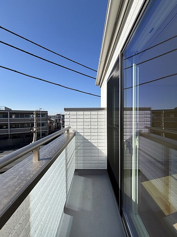 暖かな陽光が降り注ぐバルコニーはお洗濯におすすめ。爽やかな風も心地よいです。