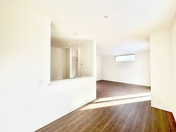 明るい陽光が注ぎ、寛ぎの雰囲気に満たされるリビングダイニング