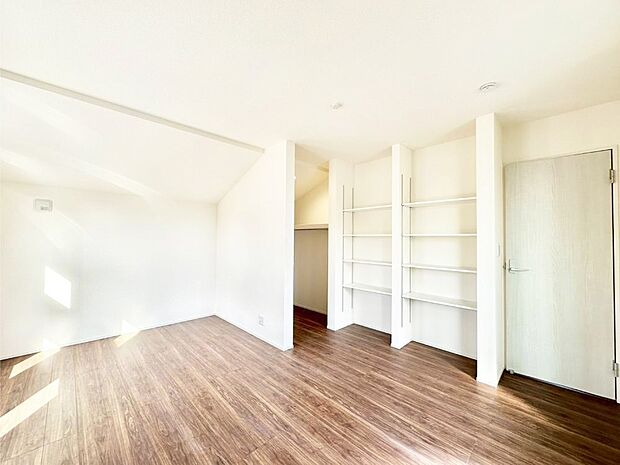 ウォークインクローゼットがあるお部屋！季節ごとの入れ替えも不要で便利です。 