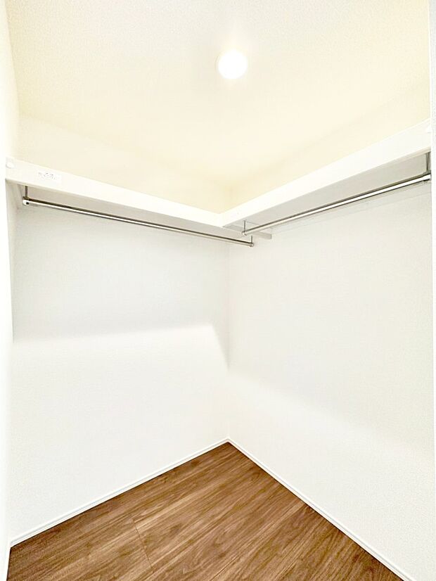 衣類をハンガーに掛けたまま収納できるWIC。衣類の整理整頓がしやすくて便利です！
