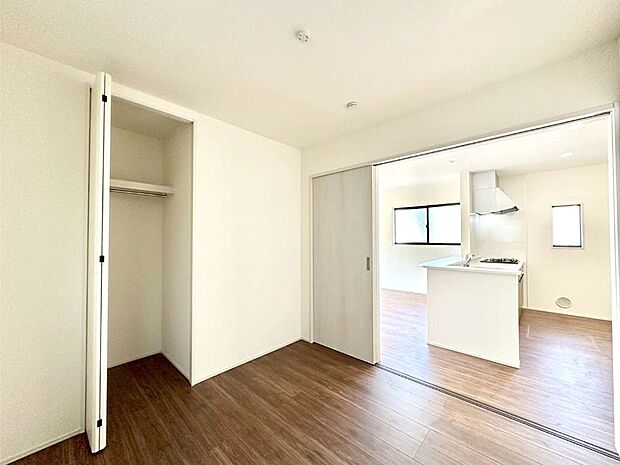 リビング横の洋室は引き戸を開ければリビングと一体に。閉じれば独立した洋室に。