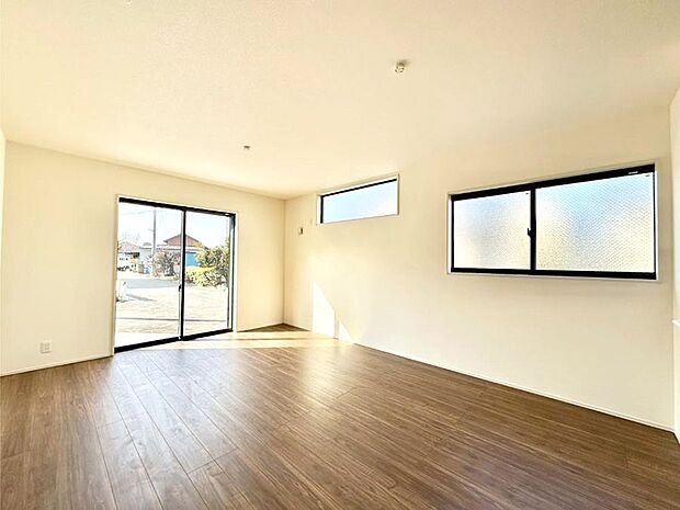 明るい陽光が注ぎ、寛ぎの雰囲気に満たされるダイニング。   