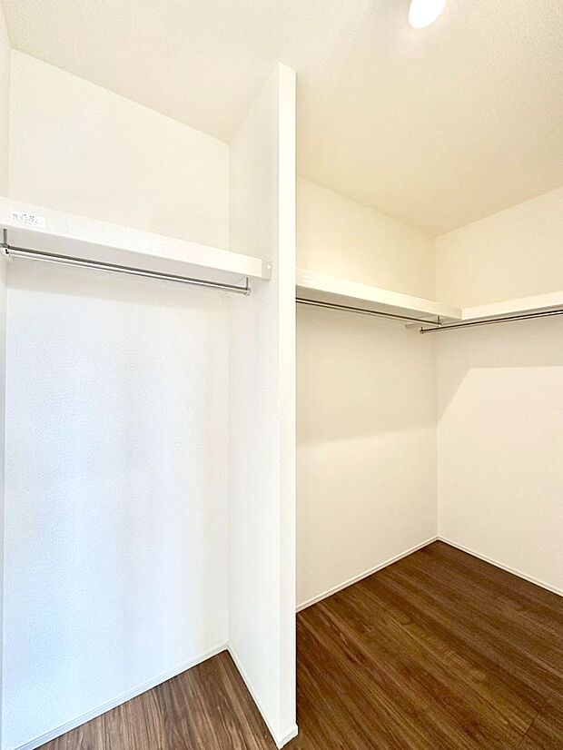 ウォークインクローゼット付きで生活空間を広く利用できます。