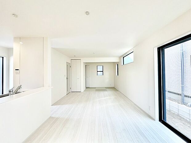 リビングの一角にはタタミコーナー！柔らかい畳の空間はお子様の遊び場として重宝します。