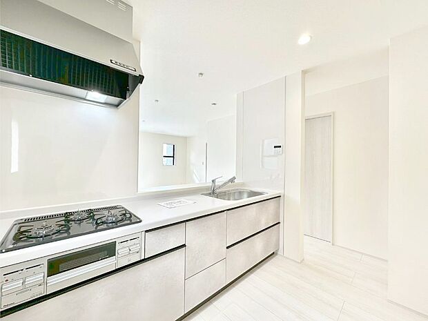 リビングで遊ぶお子様を見守りながらお料理ができる対面キッチン。  