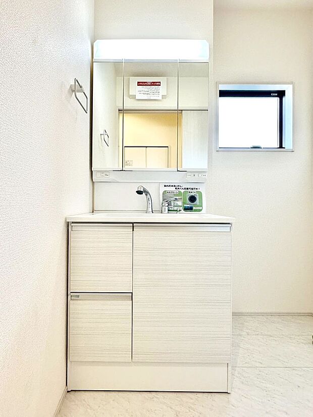 大きく見やすい三面鏡で清潔感ある洗面台は、身だしなみチェックや肌のお手入れにおすすめです。 