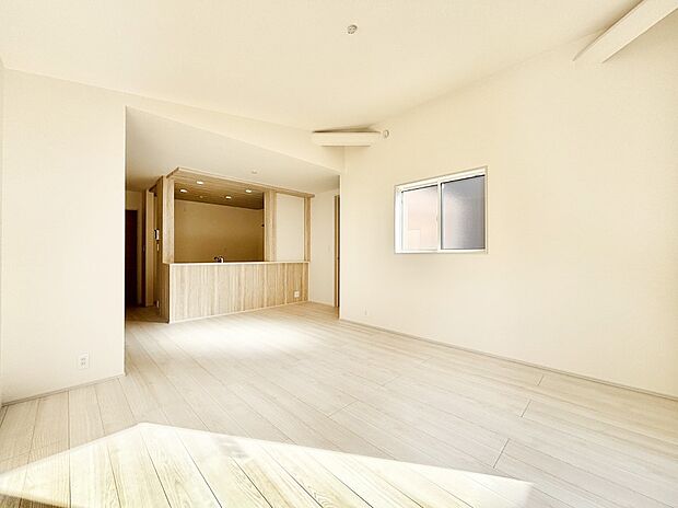 ナチュラルテイストの優しく柔らかい色使いのフローリングが素敵なリビングですね。