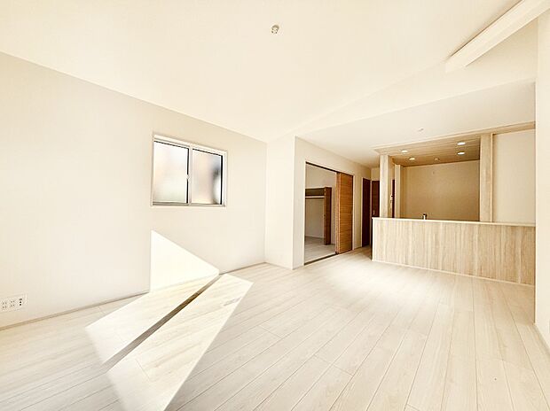 自然光が取り込まれ、家族団らんの場所を明るく演出