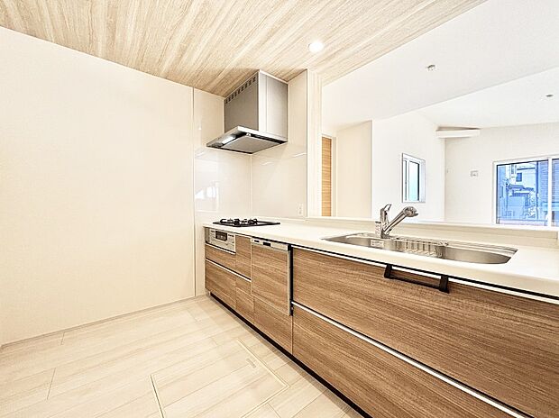 リビングで遊ぶお子様を見守りながらお料理ができる対面キッチン。  