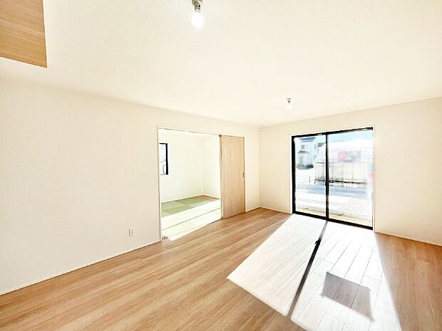 隣接の和室を開放すればさらに広々空間に