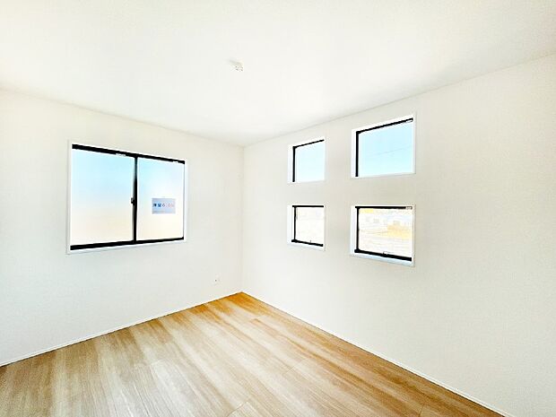 2面採光で気持ちよく自然光が取り入れられるのでお子様のお部屋にもピッタリ