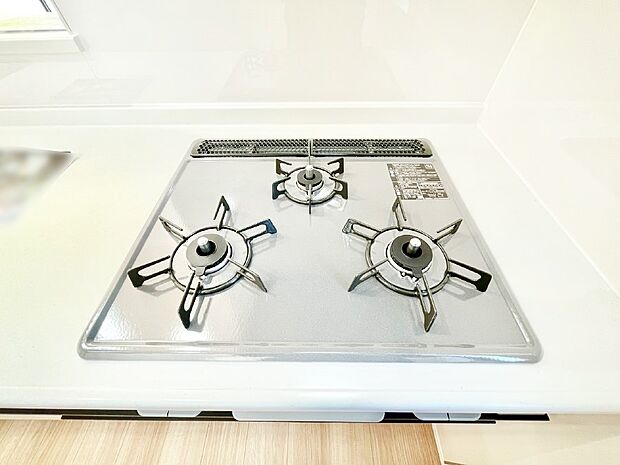 ガスコンロはＳｉセンサー搭載。火力調節や焦げ付き・消し忘れも防いでくれます。