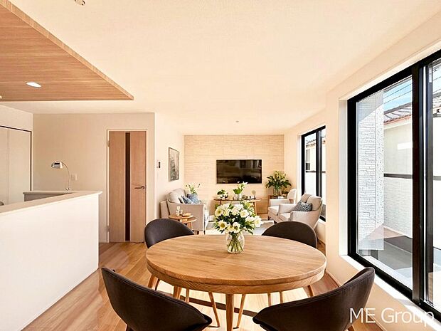 プライバシーも守れる2階リビングは明るく開放感たっぷり！　※家具はCGです