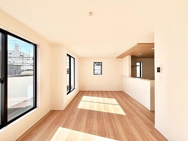 明るい陽光が注ぎ、寛ぎの雰囲気に満たされるリビング・ダイニング。   