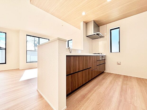 料理をしながらご家族との会話を楽しめる対面カウンターキッチン