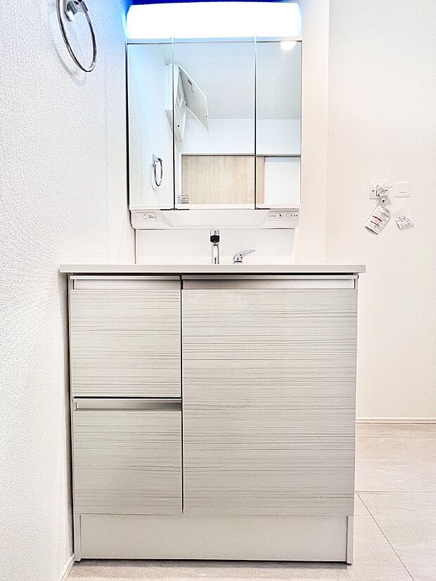 収納力と機能性に優れた洗面化粧台  