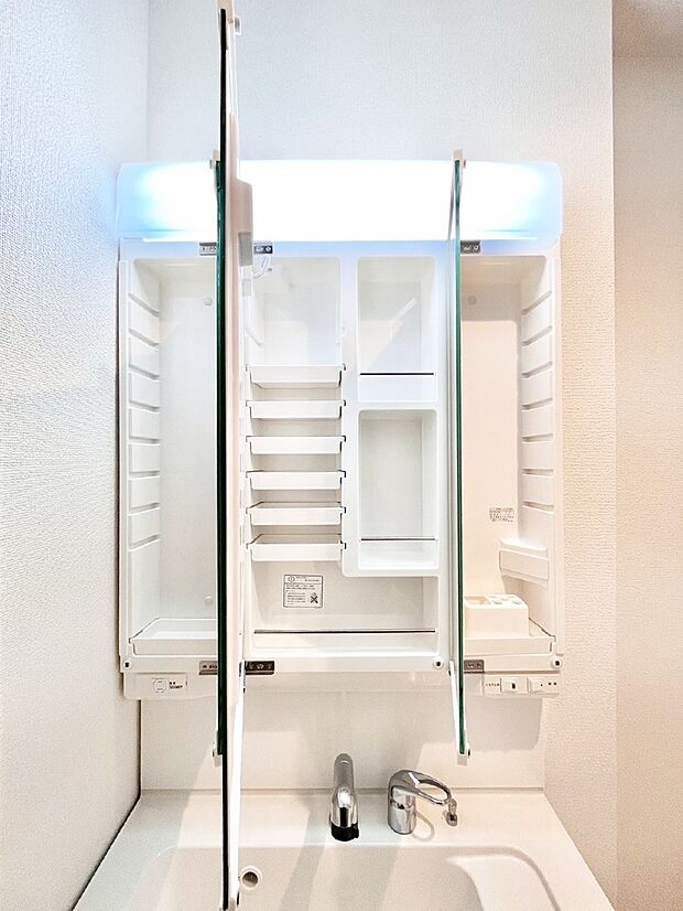 三面鏡の裏に、化粧品や衛生用品などを収納可能。洗面台をすっきりと保ちます！  