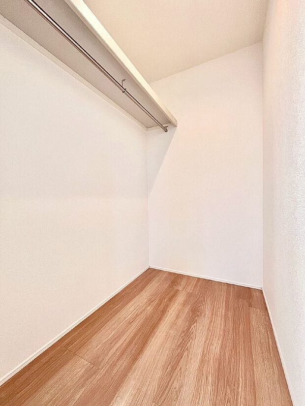 衣類をハンガーに掛けたまま収納できるWIC。衣類の整理整頓がしやすくて便利です！