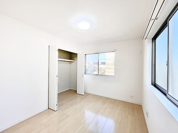 2面採光で気持ちよく自然光が取り入れられるのでお子様のお部屋にもピッタリ
