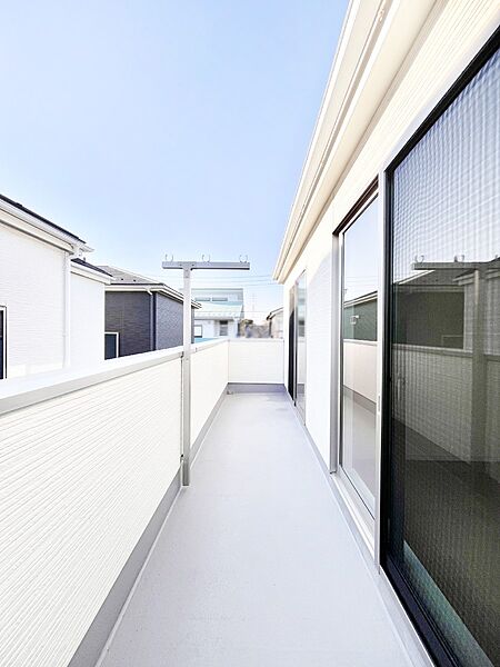 2部屋にまたがる広いバルコニー。晴れた日には洗濯物も気持ちよく干せそうですね。