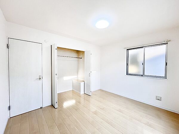 やさしい光がさしこむ居室はしっかり収納付き