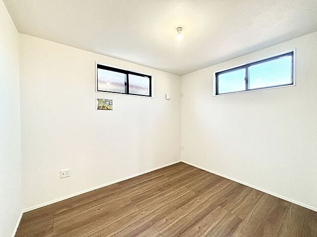 窓からのやさしい光が心地よいプライベートルーム