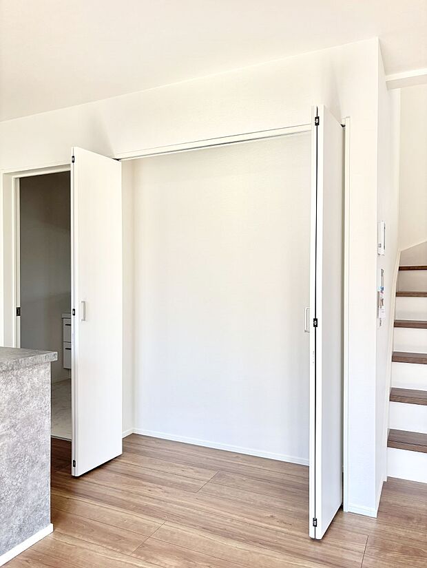 リビング収納。ここに収納があると物が集まるLDKがスッキリ片付きそうですね。