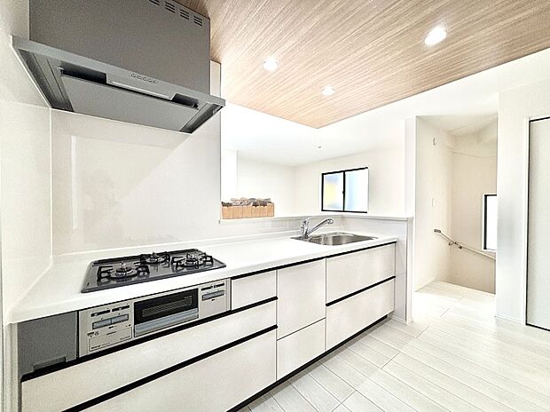 料理をしながらでもご家族との会話を楽しめる対面キッチン