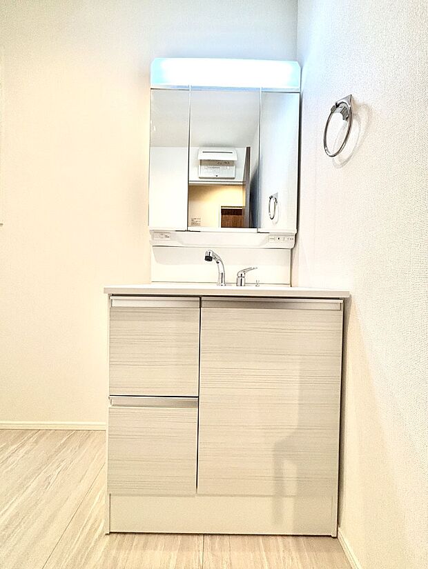 大きく見やすい三面鏡で清潔感ある洗面台は、身だしなみチェックや肌のお手入れにおすすめです。