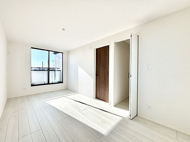 バルコニーが開放感をプラスしてくれる洋室