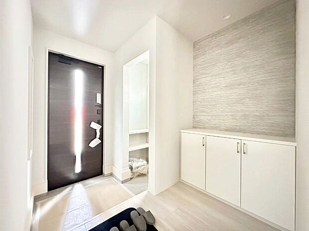 ガラススリットの入った玄関ドアが室内に光を届けてくれます