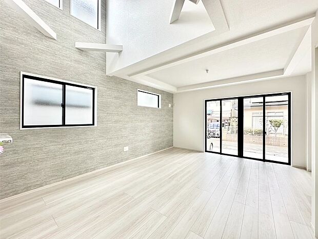 アクセントクロスがお洒落なリビング。家族でのんびりくつろげる広々スペース。