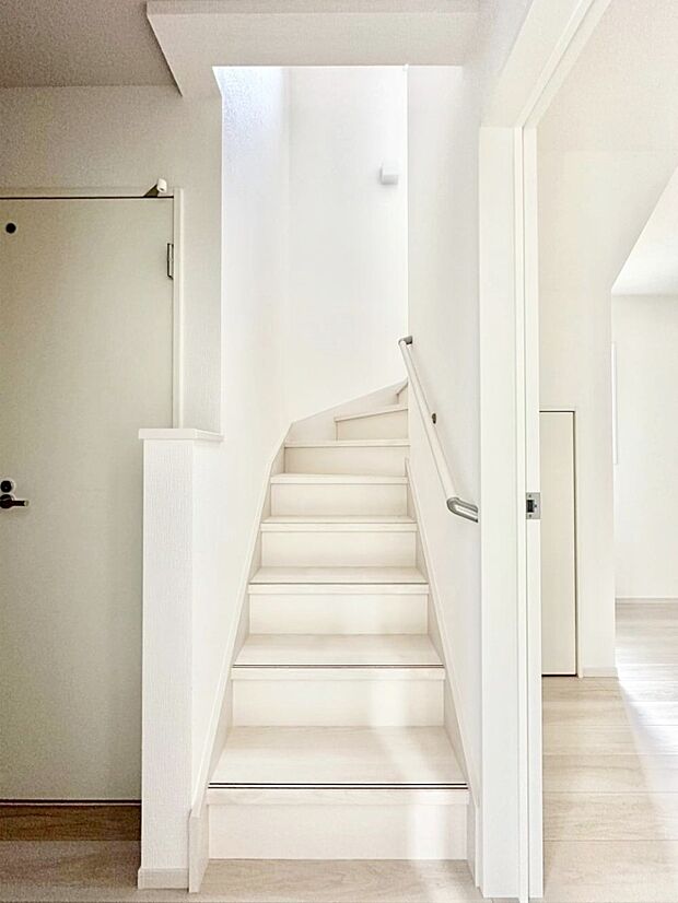 小さなお子様やご年配の方に嬉しい配慮!階段には手摺付きです。