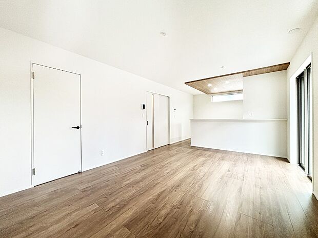 自然光が取り込まれ、家族団らんの場所を明るく演出