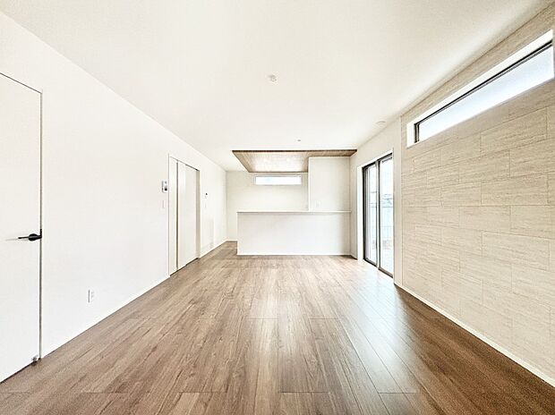 明るい陽光が注ぎ、寛ぎの雰囲気に満たされるリビング・ダイニング。