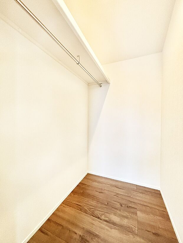 衣類をハンガーに掛けたまま収納できるWIC。衣類の整理整頓がしやすくて便利です!