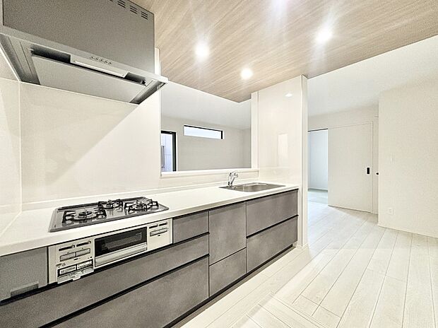 料理をしながらでもご家族との会話を楽しめる対面キッチン　