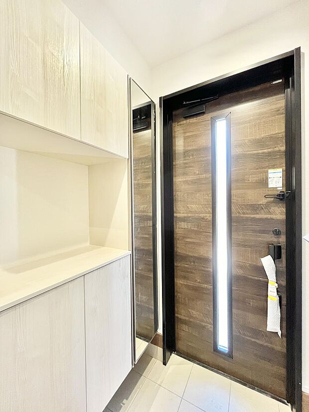 明るい玄関はお客様をお出迎えするのにぴったりです！ 