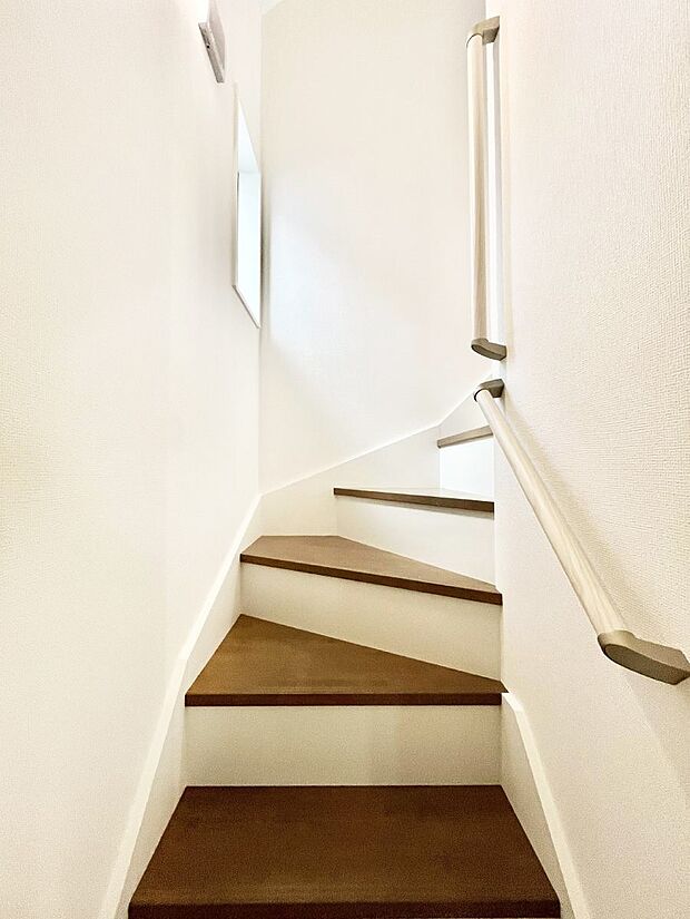 安全性を考慮し階段には手すりを設置しています