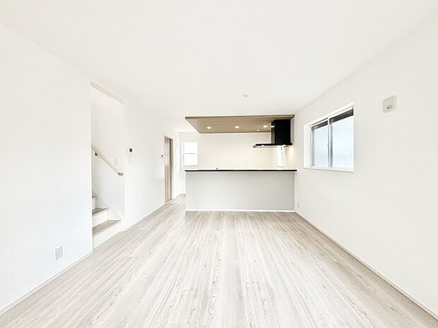 ご家族の賑やかな話し声で包まれる明るいリビング