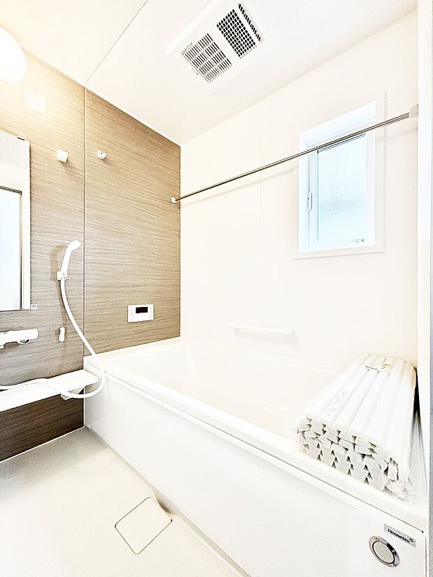 一日の疲れを癒してくれる明るい清潔感のあるバスルーム